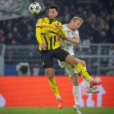 Ramy Bensebaini köpft den Ball.