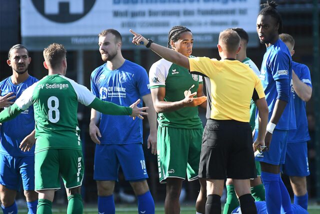 Eine kleine Rudelbildung beim Schiedsrichter bei der Westfalenliga-Partie SV Wacker Obercastrop – SV Sodingen.