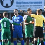 Eine kleine Rudelbildung beim Schiedsrichter bei der Westfalenliga-Partie SV Wacker Obercastrop – SV Sodingen.