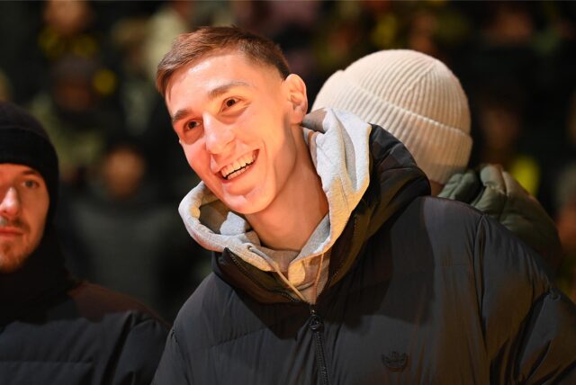 BVB-Innenverteidiger Nico Schlotterbeck lacht beim BVB-Weihnachtssingen 2024