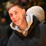 BVB-Innenverteidiger Nico Schlotterbeck lacht beim BVB-Weihnachtssingen 2024