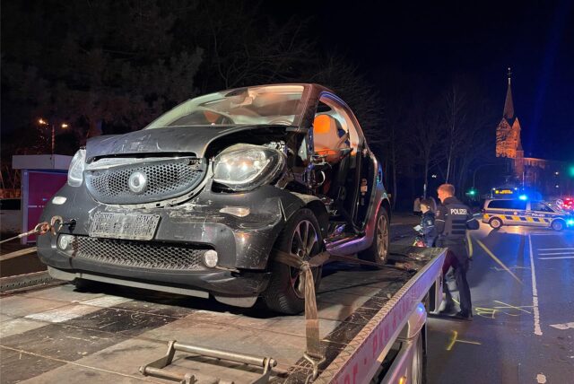 Ein beschädigtes Auto auf einem Abschleppwagen.