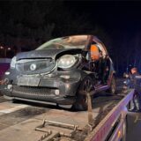 Ein beschädigtes Auto auf einem Abschleppwagen.