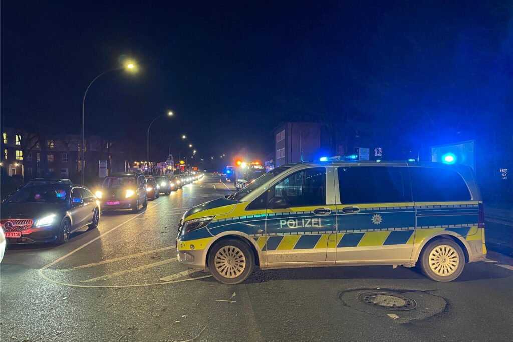 Die Polizei sperrte vorübergehend eine Fahrspur auf der Breite Straße. Die Polizei sperrte vorübergehend eine Fahrspur auf der Breite Straße.