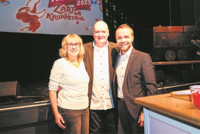 Helmut Strzelecki, hier mit seiner Frau Corinna, wurde durch Bürgermeister Marcel Mittelbach (r.) zum Bürger des Jahres 2023 ausgezeichnet.