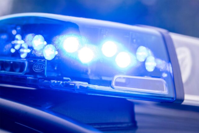 Ein Blaulicht an einem Polizeifahrzeug leuchtet.