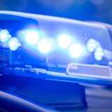 Ein Blaulicht an einem Polizeifahrzeug leuchtet.