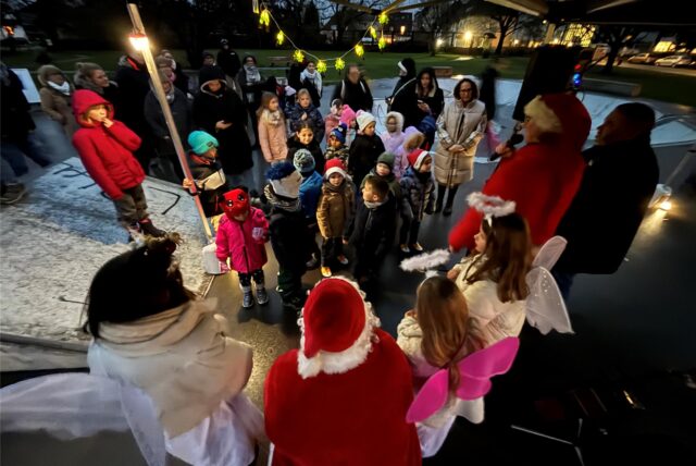 Zusammen mit Kinder-Musiker Frank Ronge sangen die Kinder und ihre Eltern am 6.12.2024 den Nikolaus in Habinghorst an der Skateanlage herbei.