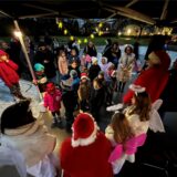 Zusammen mit Kinder-Musiker Frank Ronge sangen die Kinder und ihre Eltern am 6.12.2024 den Nikolaus in Habinghorst an der Skateanlage herbei.