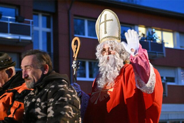 Freundlich winkte der Nikolaus den Kindern in Recklinghausen-Hochlar zu.