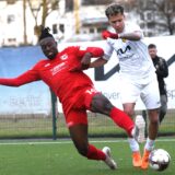 Ein Spieler von Wiemelhausen versucht per Grätsche, einem Erkenschwicker Spieler den Ball abzunehmen.