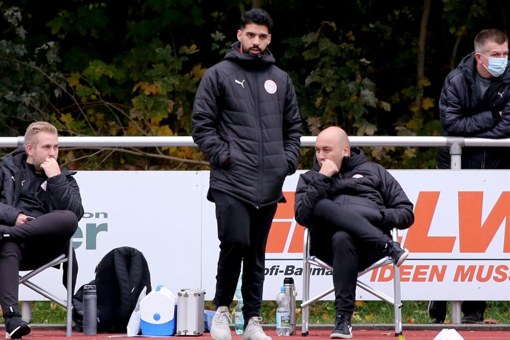 Hamza El Hamdi steht an der Seitenlinie und beobachtet das Spielgeschehen. Hamza El Hamdi steht an der Seitenlinie und beobachtet das Spielgeschehen.