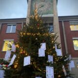223 Wunschzettel haben die Bürgerinnen und Bürger in den vergangenen Wochen vom Weihnachtsbaum am Rathaus genommen.