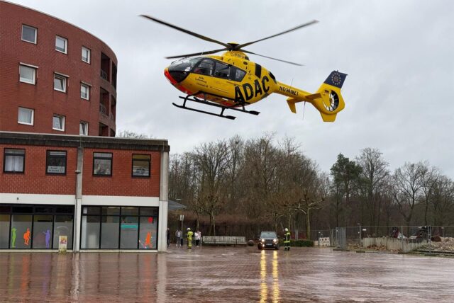 Ein Rettungshubschrauber landet am Wulfener Markt in Dorsten.