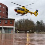 Ein Rettungshubschrauber landet am Wulfener Markt in Dorsten.