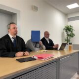 Bild aus dem Saal des Amtsgerichtes. Der angeklagte Pfarrer sitzt zwischen seinen Verteidigern Wolfgang Kutsch (links) und Sacha Böttner (rechts).