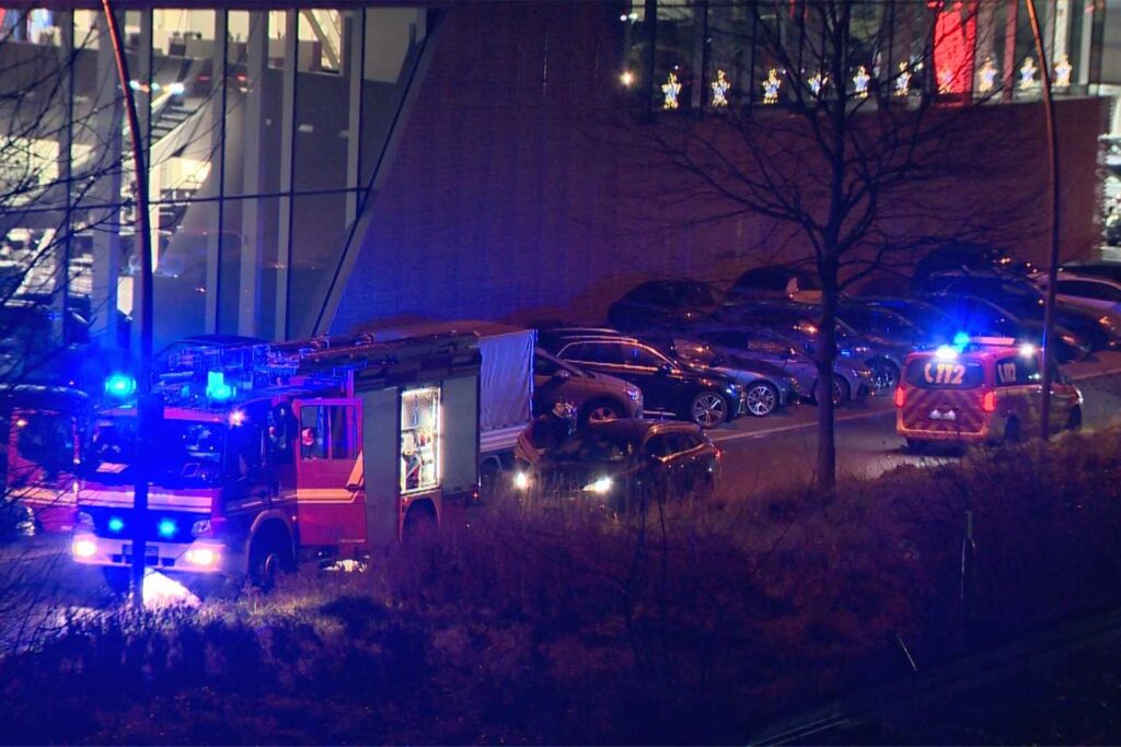 Feuerwehr im Einsatz bei Autobrand an der B1 in Dortmund.