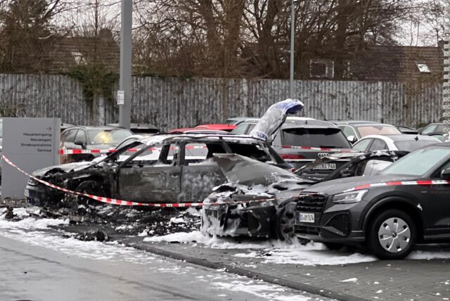 Ausgebrannte Fahrzeuge nach Autobrand an der B1 in Dortmund.