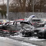 Ausgebrannte Fahrzeuge nach Autobrand an der B1 in Dortmund.