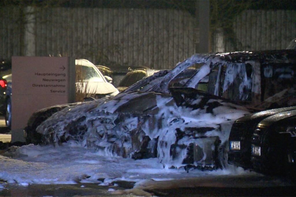 Ausgebrannte Fahrzeuge nach Brand an der B1 in Dortmund.