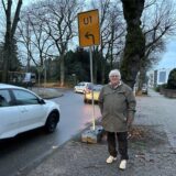 Dr. Michael Bauer steht an einem Umleitungsschild, hinter ihm Autos.