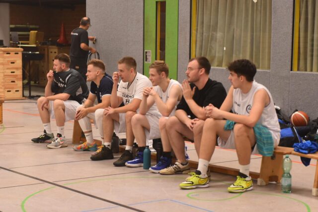Wieder kein Erfolgserlebnis für Timo Volk (M.) und den GV Waltrop. Beim TV Freudenberg gab es die nächste Niederlage für die Basketballer.