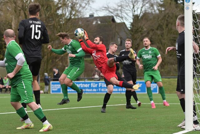 Dominic Weidlich, Torwart der SG Titania/RW Erkenschwick II, machte im Derby gegen Tabellenführer GW Erkenschwick II ein starkes Spiel. Hier schnappt er sich den Ball gegen Aurel Büchner.