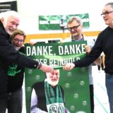 Markus Rensinghoff (rechts), zeigt es an: Dies ist der Applaus für Reinhold Werwer (links). Werwer tritt nach 45 Jahren als Jugendleiter bei der PSV zurück ins zweite Glied, Rensinghoff (58,; rechts) übernimmt. Mit im Bild Abteilungsleiterin Mareike Schüllenbach (2. v. l.) und der stellvertretende Jugendleiter Markus Fricke.
