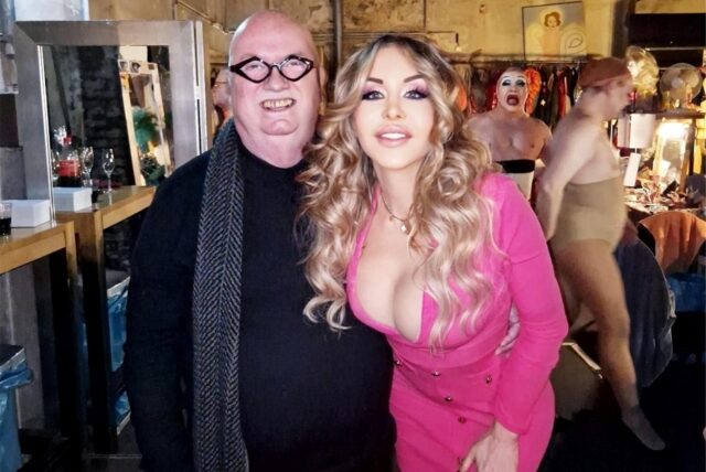 Dolly Buster steht neben Christian Stratmann im RevuePalast Ruhr in Herten.