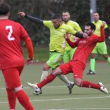 Zwei Spieler kämpfen um den Ball.
