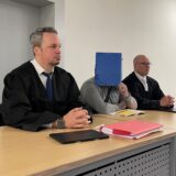 Der ehemalige Pfarrer einer Kirchengemeinde in Recklinghausen (Mitte) neben seinen Verteidigern Wolfgang Kutsch (links) und Sascha Böttner (rechts) kurz vor Beginn des Prozesses am 9. Dezember.
