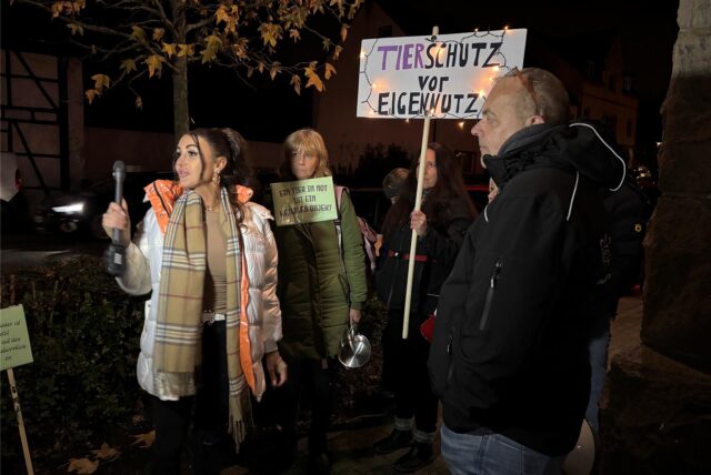 Eine Demonstration von Tierschützern fand am Dienstag (3.12.2024) im Umfeld der Jahreshauptversammlung des Tierschutzvereins Castrop-Rauxel statt.