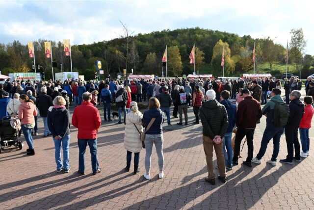 Rund 350 Menschen kamen zur Demonstration gegen die Deponiepläne auf der Halde.