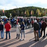 Rund 350 Menschen kamen zur Demonstration gegen die Deponiepläne auf der Halde.