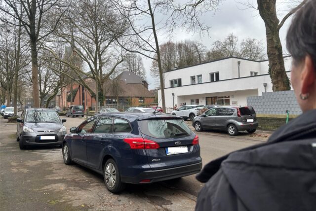 Ein Mann schaut auf die katholische Kita St. Barbara in Dortmund-Dorstfeld, in der es seit längerer Zeit schon eingeschränkte Betreuungszeiten gibt.