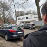 Ein Mann schaut auf die katholische Kita St. Barbara in Dortmund-Dorstfeld, in der es seit längerer Zeit schon eingeschränkte Betreuungszeiten gibt.
