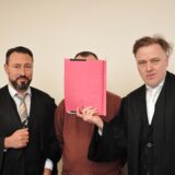 Der Angeklagte zwischen seinen Verteidigern Andreas Perner (li.) und Burkhard Benecken