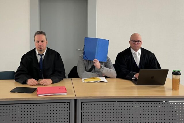 Der ehemalige Pfarrer einer Gemeinde in Recklinghausen (Mitte) neben seinen Verteidigern Wolfgang Kutsch (links) und Sascha Böttner (rechts) kurz vor Beginn des Prozesses am 9. Dezember