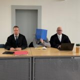 Der ehemalige Pfarrer einer Gemeinde in Recklinghausen (Mitte) neben seinen Verteidigern Wolfgang Kutsch (links) und Sascha Böttner (rechts) kurz vor Beginn des Prozesses am 9. Dezember