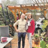 Clemens Schmale und Anne Schrickel in ihrem Garten an der Schützenstraße.