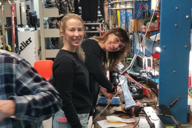 Ann Kathrin Ketzer und Miriam Bianconi (r.) bringen die Skier auf den neuesten Stand.