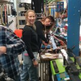 Ann Kathrin Ketzer und Miriam Bianconi (r.) bringen die Skier auf den neuesten Stand.