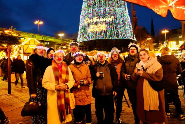 Die Besucherinnen und Besucher des Dortmunder Weihnachtsmarktes ließen sich am Montagabend (9.12.) den Glühwein und andere Leckereien schmecken.