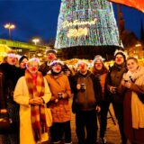 Die Besucherinnen und Besucher des Dortmunder Weihnachtsmarktes ließen sich am Montagabend (9.12.) den Glühwein und andere Leckereien schmecken.