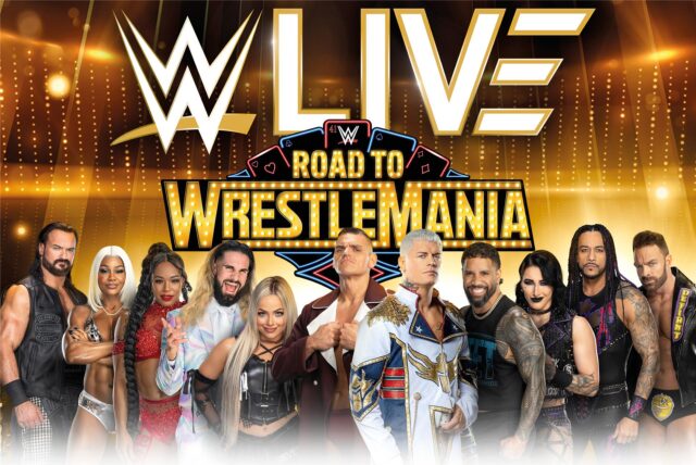 Das Veranstaltungsplakat. Darauf sind elf der möglichen Teilnehmer des Events abgebildet sowie die Aufschrift „Live“, „Road to WrestleMania“ sowie das Logo des Veranstalters „WWE“.