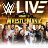 Das Veranstaltungsplakat. Darauf sind elf der möglichen Teilnehmer des Events abgebildet sowie die Aufschrift „Live“, „Road to WrestleMania“ sowie das Logo des Veranstalters „WWE“.