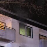Rauch dringt aus einer Dachgeschosswohnung in Herten-Westerholt.