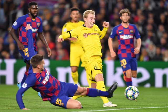 Julian Brandt im Zweikampf.
