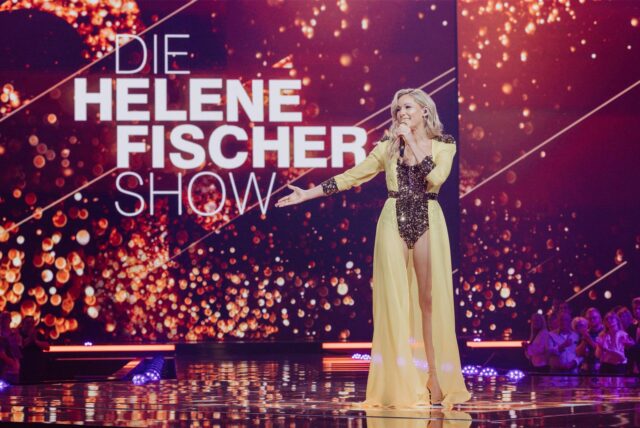 „Die Helene Fischer Show“: Helene Fischer selbst steht auf der Bühne und singt in ihr Mikrofon.