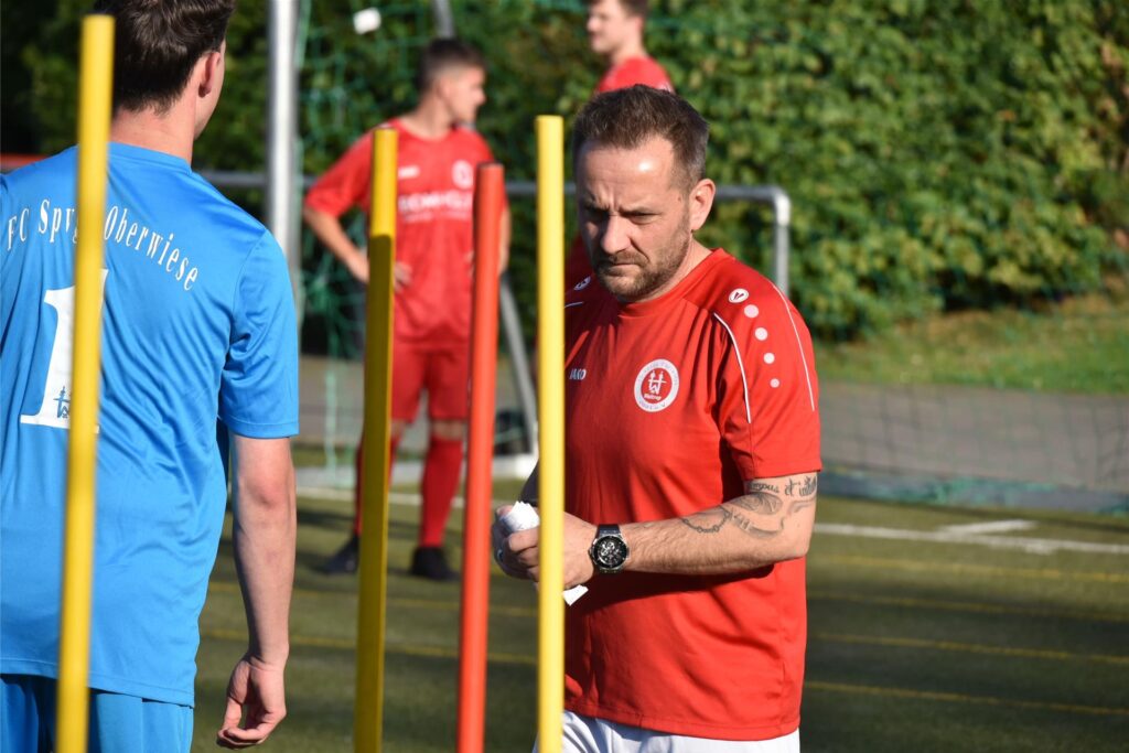 Sebastian Petrat, Trainer des FC Spvgg. Oberwiese, beim Training.